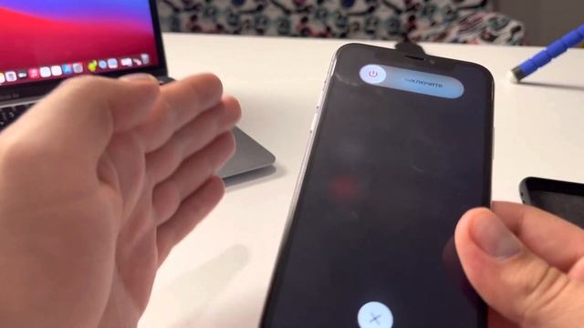 Если ЭКРАН iPhone НЕ РЕАГИРУЕТ НА НАЖАТИЯ и АЙФОН НЕ ВЫКЛЮЧАЕТСЯ И ЗАТУПИЛ!! смотреть онлайн