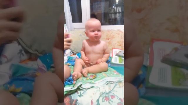 Ребёнок любит промывать нос спреем / The child likes to rinse the nose with a spray смотреть онлайн