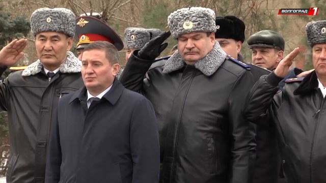 Горожане возложили цветы к вечному огню в День неизвестного солдата смотреть онлайн