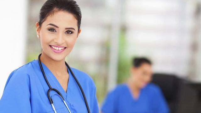 Медсестра думала что семья девочки не видит, что она делает. Когда мать ребенка присмотрелась.. смотреть онлайн