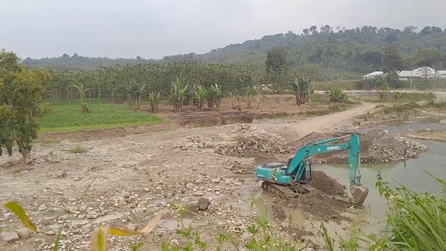 Excavator Kobelco sk-200 || Heavy Equipment Java || Collect sand in the river смотреть онлайн