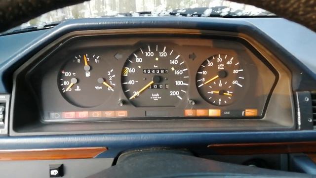 Mercedes-Benz 250D W124 cold start смотреть онлайн