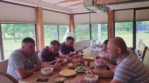 Пять родных братьев приехали на хутор и пообещали за 3 дня накрыть крышу, а сделали ещё и сюрприз.