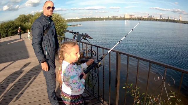 #рыбалка#строгино#билимбика Полина пробует ловить рыбу на спининг. Строгино Москва смотреть онлайн