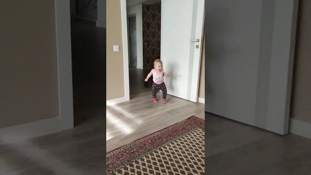 Evy baby Evelina aduce ciorapul. смотреть онлайн