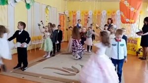 Танец с розами на выпускном.