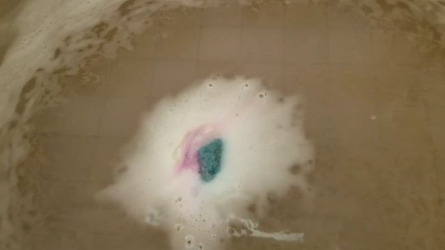 Fragrant Jewels CRYSTAL QUARTZ Druzy Bath Bomb - RING REVEAL! смотреть онлайн