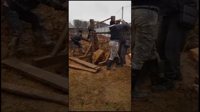 Копка колодца вышел огромный камень