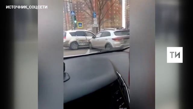 В Казани на Глушко столкнулись три иномарки смотреть онлайн