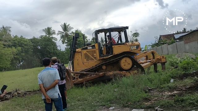 🔴 Buldoser CAT D6R2 XL MERATAKAN TANAH PERSIAPAN LAPANGAN BOLA. смотреть онлайн
