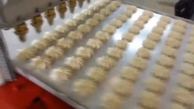 Отсадка печенья «Курабье» из песочного теста на отсадочной машине MB-1000. смотреть онлайн
