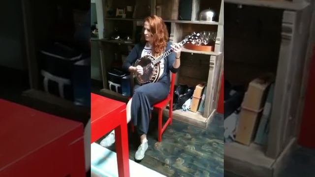 LISA CANNY playing an MM CLASSIC tenor banjo смотреть онлайн