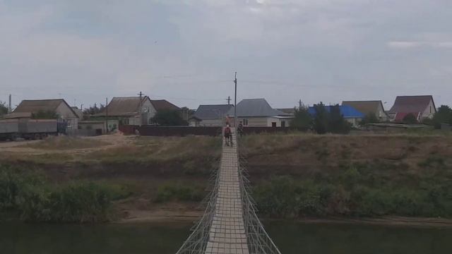 Суровикинский район, переход по мосту через реку Чир велосипедиста Максима Гаевского смотреть онлайн