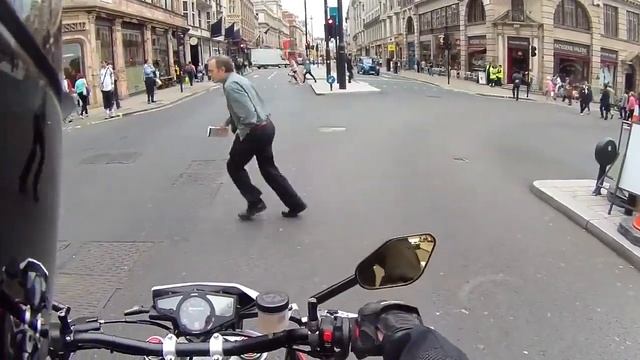 мотоциклисты пугают людей смотреть онлайн