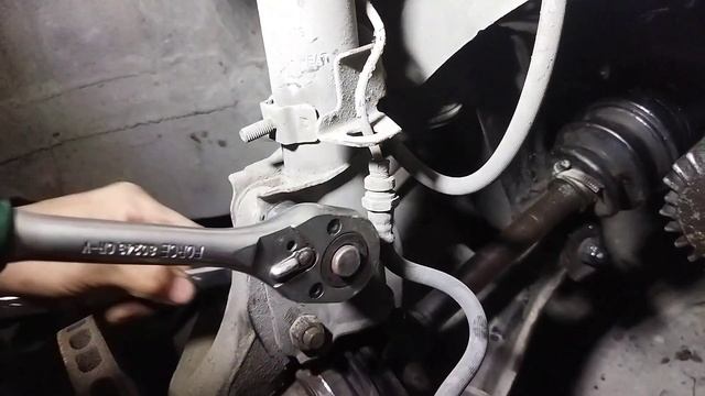 почему включаю передачу автомобиль не едет стоит на месте Митсубиси Галант е 33 смотреть онлайн