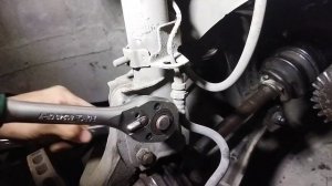 почему включаю передачу автомобиль не едет стоит на месте Митсубиси Галант е 33