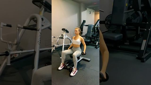 Махи гантелей в стороны сидя смотреть онлайн