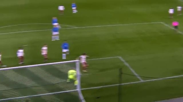 ВРЕЗАЛСЯ В ШТАНГУ НА ПОЛНОМ ХОДУ. Когда у футболиста плохой день. Футбольный топ @user-ov9ve4hg8p