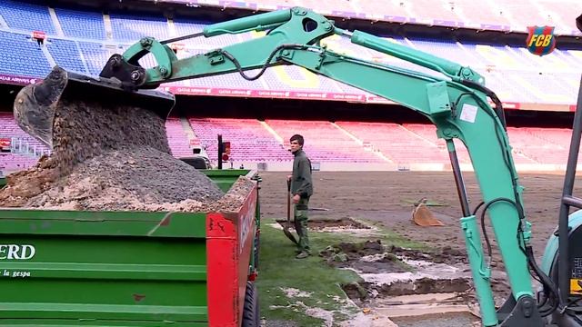 На "Камп Ноу" начались работы по смене газона смотреть онлайн