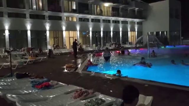 НОЧНОЙ БАССЕЙН ОТЕЛЯ ЕВРОПА смотреть онлайн