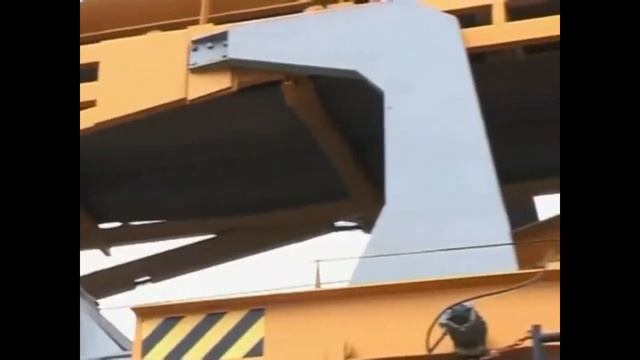 Как очищают щебень на железнодорожном пути - машина ЩОМ 1200 смотреть онлайн