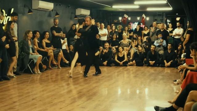 Utku Küley & İris Küley 4/4 Sebastian Arce - Esta Noche Al Pasar Tango La Vida Night of the Maestro смотреть онлайн