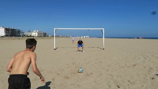 EL QUE PIERDA AL AGUA! FUTBOL EN LA PLAYA смотреть онлайн