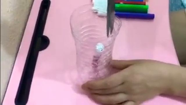 ИЗ БУТЫЛКИ СТАКАНЧИК ДЛЯ КАРАНДАШЕЙ ИЛИ ФЛОМАСТЕРОВ, DIY ИЗ БУТЫЛКИ смотреть онлайн