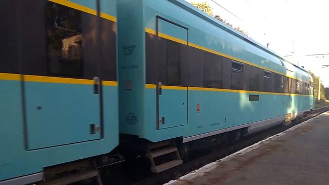 Дизель-поезд ДПКр2-001 мчит по городу смотреть онлайн
