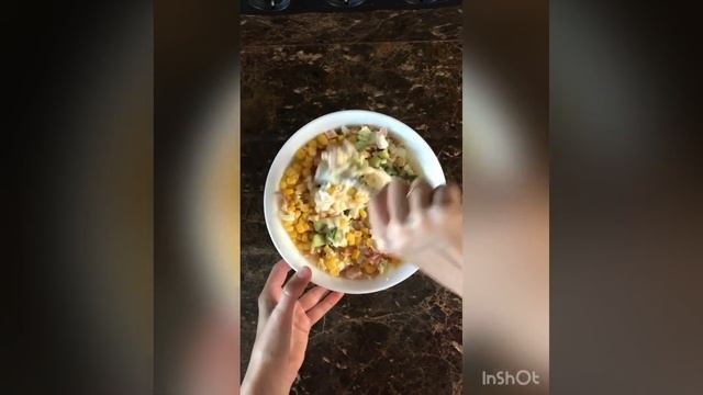Вкусный салат из копчёной грудки с огурцом, с кукурузой и яйцом. Видеорецепт вкусного салата смотреть онлайн