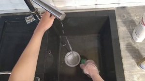 Чистим раковину из искусственного камня чёрного цвета. Водоотталкивающий эффект #вечнаяуборка