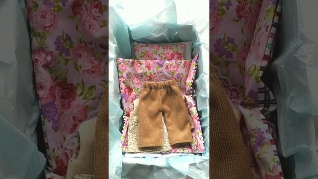 Кукла с набором одежды и постелью.A doll with a set of clothes and a bed. смотреть онлайн
