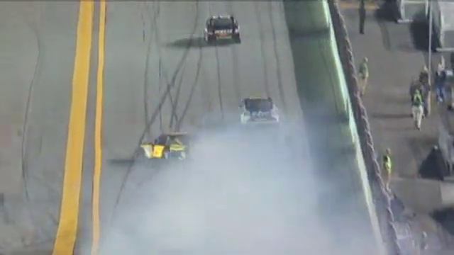 2009 Bud Shootout - Elliott Sadler catches air смотреть онлайн