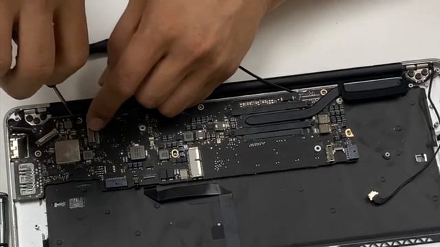 (A1466) 13" Apple MacBook Air Disassembly And Cleaning (Pt1) смотреть онлайн