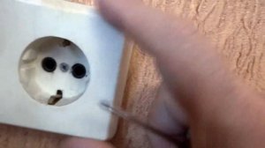 Как закрепить, если выпадает розетка из стены