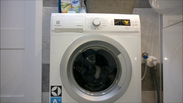 Pralka Slim Electrolux EWM11044 SEU Program Eco 40 смотреть онлайн