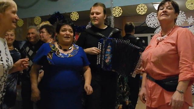Встречая новый 2019 год. Русское застолье в Горном Щите. Часть 23 Фотосессия у ёлочки, "Снег летит" смотреть онлайн