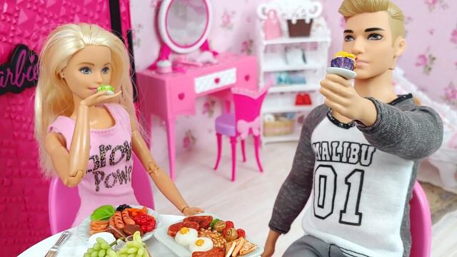 🎀BARBIE & KEN MORNING ROUTINE🎀 BEDROOM DRESS UP DOLL HOUSE🎀POUPÉE BARBIE ROUTINE DU MATIN MODE смотреть онлайн