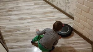 Робот пылесос и ребёнок!)))) Вашим детям понравится игрушка!