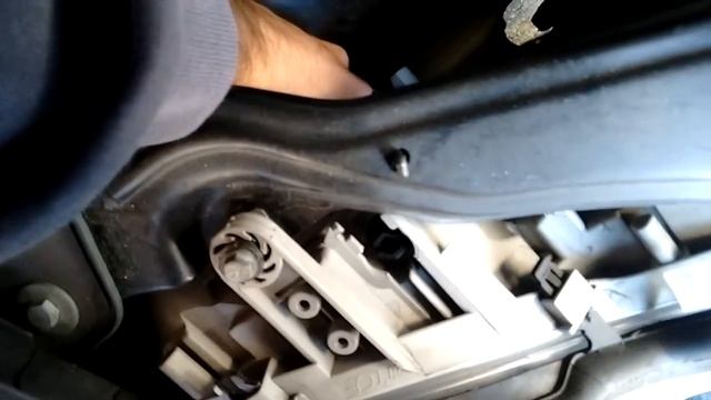 Easy Light Bulb Change - Mercedes C Class W203 220 CDI - JingFix