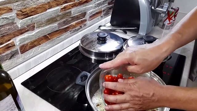 Паста с тигровыми креветками, помидорами черри и рукколой смотреть онлайн