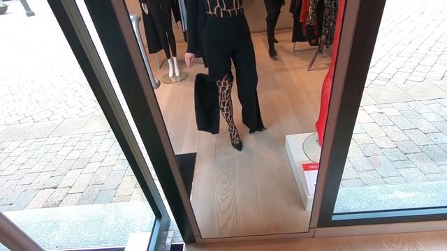 Сезон скидок в Аутлете Serravalle: Меня Одели в Wolford. Красивое бельё, боди и легинсы смотреть онлайн