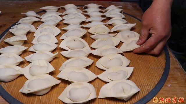 【陕北霞姐】虾仁饺子新包法，皮薄馅香，造型独特，冬天吃一碗浑身暖和！ смотреть онлайн