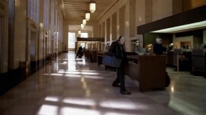 Джокер заходит в банк. Бандиты грабят банк. Люди бегают.