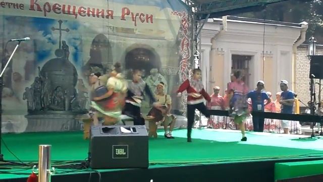 Танцевальный коллектив «Карамель»: номер «На скамейке» смотреть онлайн