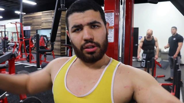 250 LBS BENCH PRESS REP PR! | MAKING ALL TYPES OF GAINS! смотреть онлайн