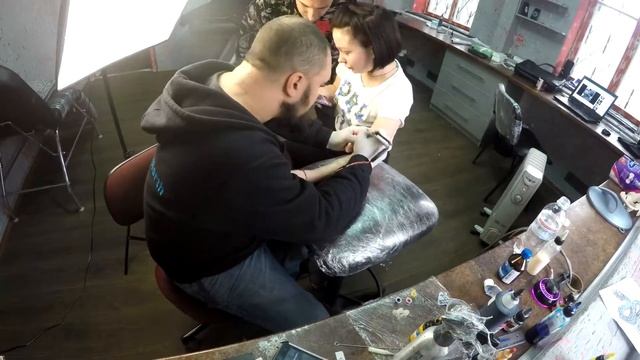 Татуировка как подарок под ёлку) смотреть онлайн