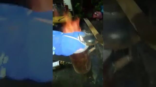 Плавка алюминия снимаем шлак... смотреть онлайн