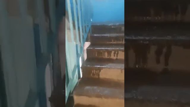 Астрахань, идёт капитальный ремонт крыши дома Бориса Алексеева 4, жильцы страдают смотреть онлайн