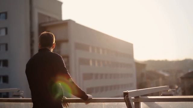 Parrot Visits Man's Balcony Every Day - One Day, It Speaks Words That Made Him Call 911 смотреть онлайн
